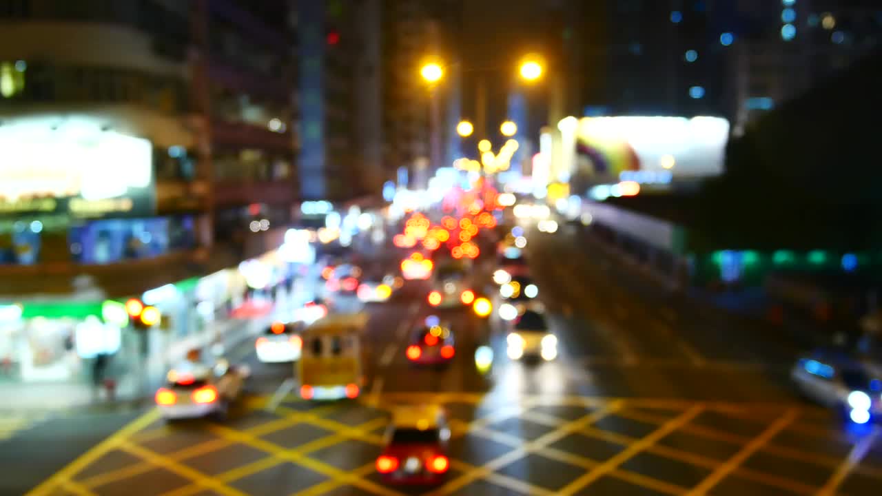 밤에는 교통 혼잡이 많고, 업무가 끝난 후에는 많은 차량이 도심에 몰리기 때문에 목적지로 가기 위해 서둘러야 한다.