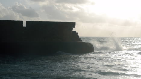 Antiguo-Muro-De-Piedra-Y-Mar-Ondulado-Acre-Israel