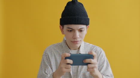 joven jugando a un juego móvil
