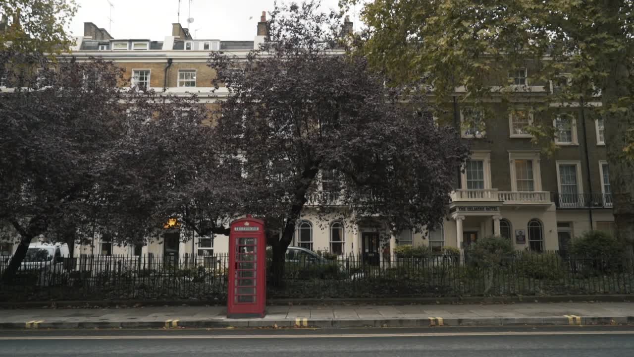 빨간 전화 상자 를 가진 런던 거리 장면