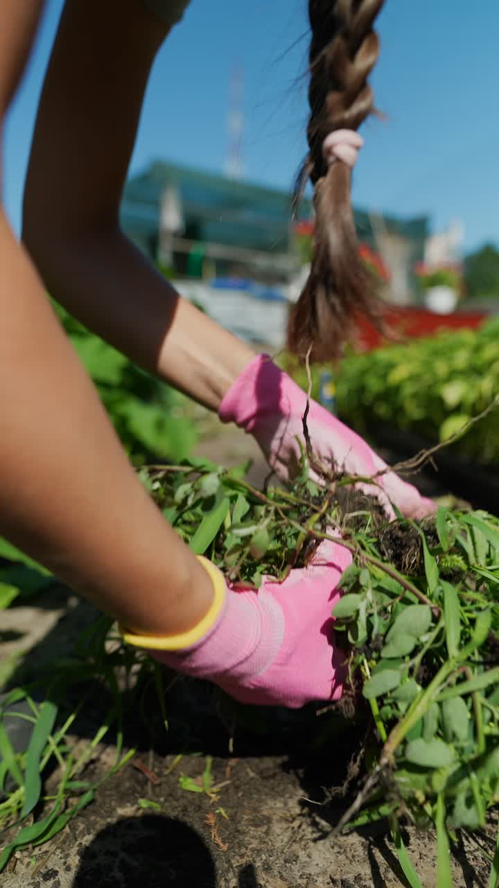 mujer quitando malezas en un jardín