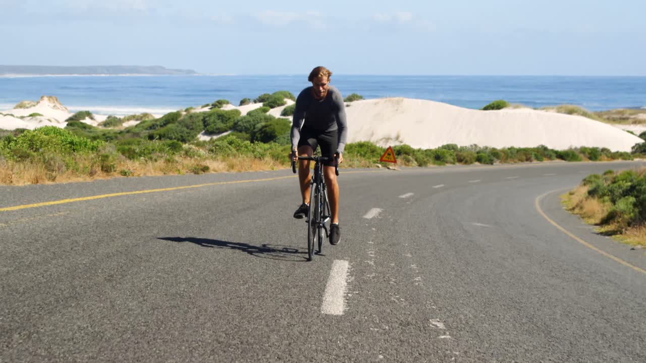 hombre triatleta en bicicleta en un día soleado
