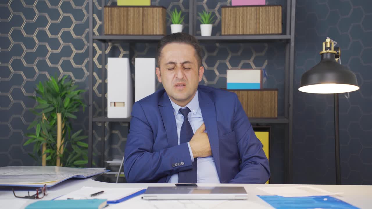 hombre de negocios desmayándose como resultado de un ataque al corazón.