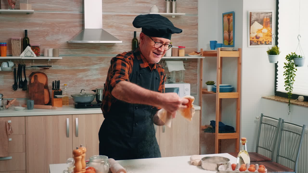 Ehemann schneidet Tomaten