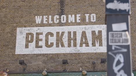 Willkommen-Bei-Peckham,-Gemalt-Auf-Der-Außenseite-Eines-Gebäudes-Im-Süden-Londons,-Großbritannien