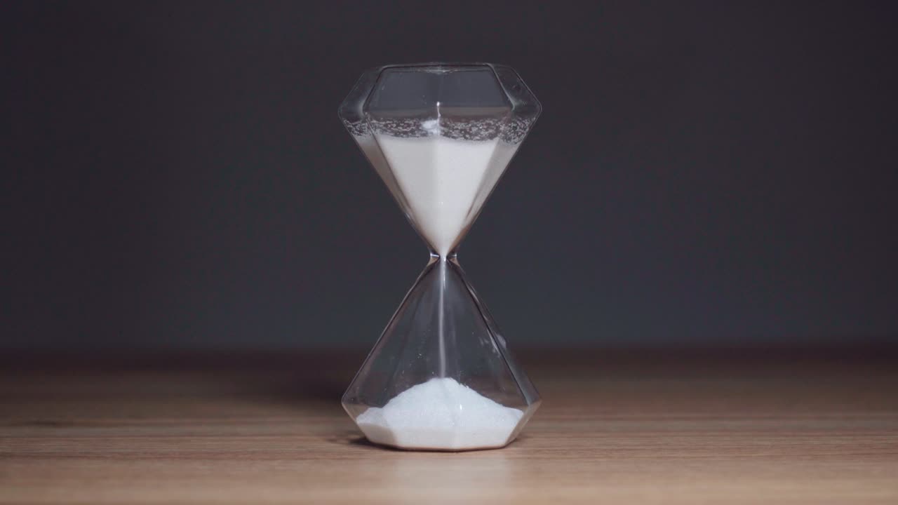 Hourglass,time goes by，Precious time，value highly one's time