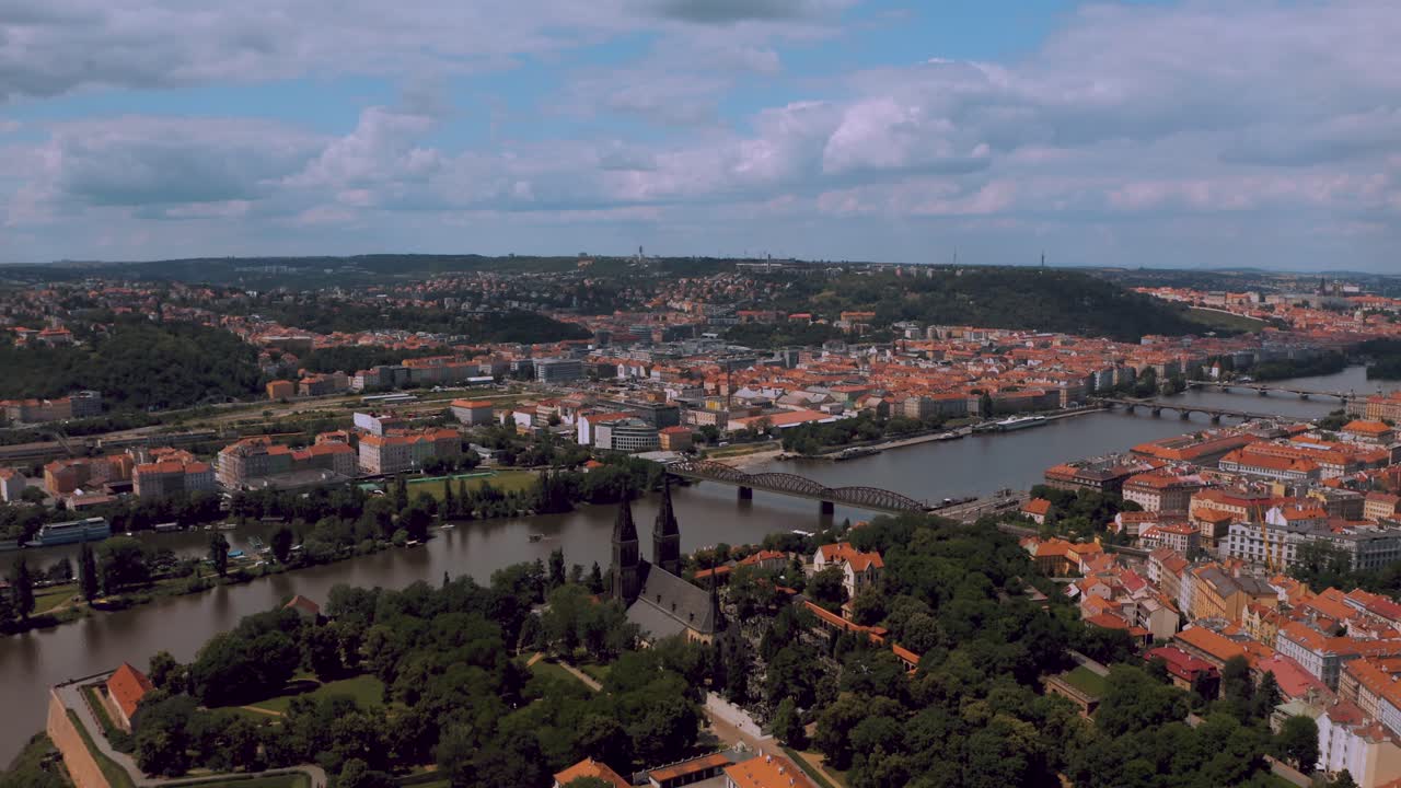 Panorama di Praga, Repubblica Ceca. Paesaggio urbano con il fiume Moldava, la basilica e il centro storico. Ampia vista aerea