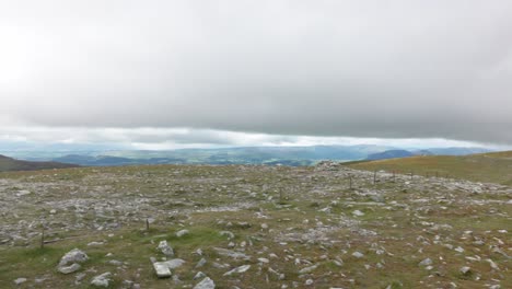 Toma-Panorámica-Lenta-De-Las-Vistas-De-Las-Tierras-Altas-De-Escocia-Desde-Ben-Chonzie.