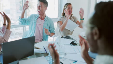 trabajo en equipo, ganador o cinco con un equipo de negocios