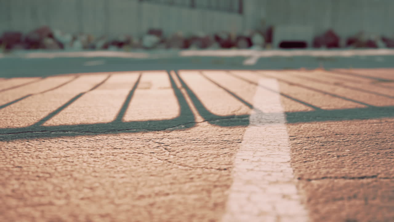 비어있는 해변 주차장이 아스팔트로  ⁇ 여 있습니다.