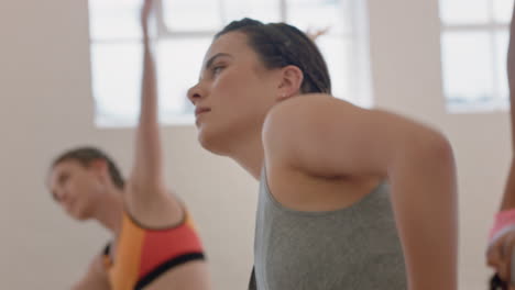 clase de yoga hermosa mujer caucásica practicando poses estirando el cuerpo disfrutando de un estilo de vida saludable haciendo ejercicio con un grupo de personas en el gimnasio