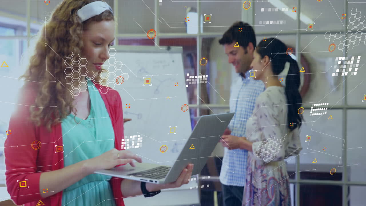 사무실에서 노트북을 사용하고 대화하는 다양한 동료들에 대한 연결 네트워크의 애니메이션