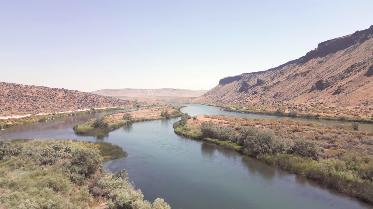 아이다호의 거대한  ⁇  강은 풍경을 가로지르고 모든 종류의 새와 동물을 먹여 살리는 자연 섬을 만 ⁇ 니다.