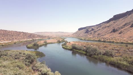 El-Poderoso-Río-Snake-En-Idaho-Que-Serpentea-A-Través-Del-Paisaje-Y-Crea-Islas-Naturales-Que-Alimentan-A-Todo-Tipo-De-Aves-Y-Animales.