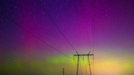 Lapso-De-Tiempo-De-La-Aurora-Boreal-Pasando-Sobre-Cables-De-Línea-Eléctrica