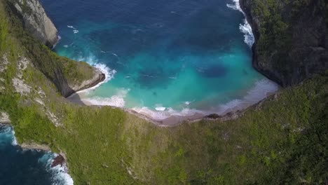 Vista-Aérea-Suave-Panorama-De-Vuelo-Resumen-Tiro-De-Drone-De-La-Playa-Mística-Perfecta-De-Kelingking-En-Nusa-Penida-En-Bali-Indonesia-Es-Como-El-Parque-Jurásico