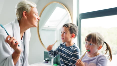 mamá, niños y baño con la enseñanza