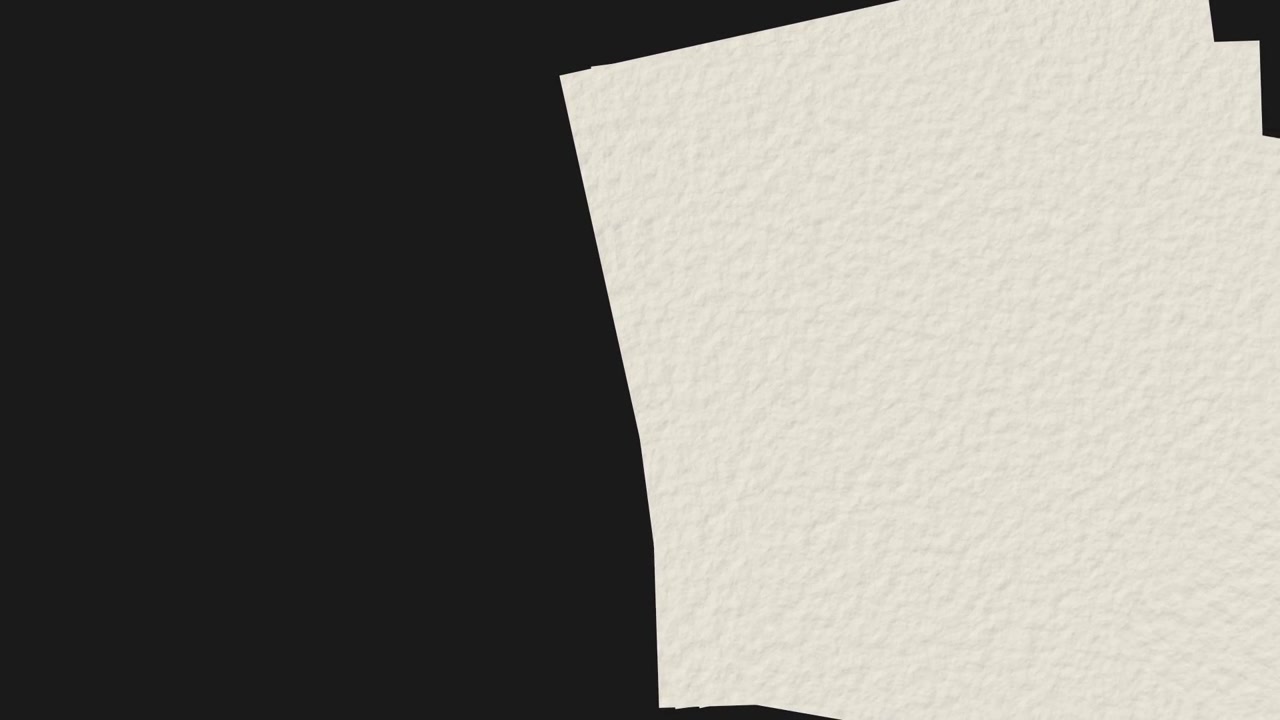 Stapel von strukturierten cremefarbenen Papierblättern, die auf schwarzem Hintergrund erscheinen