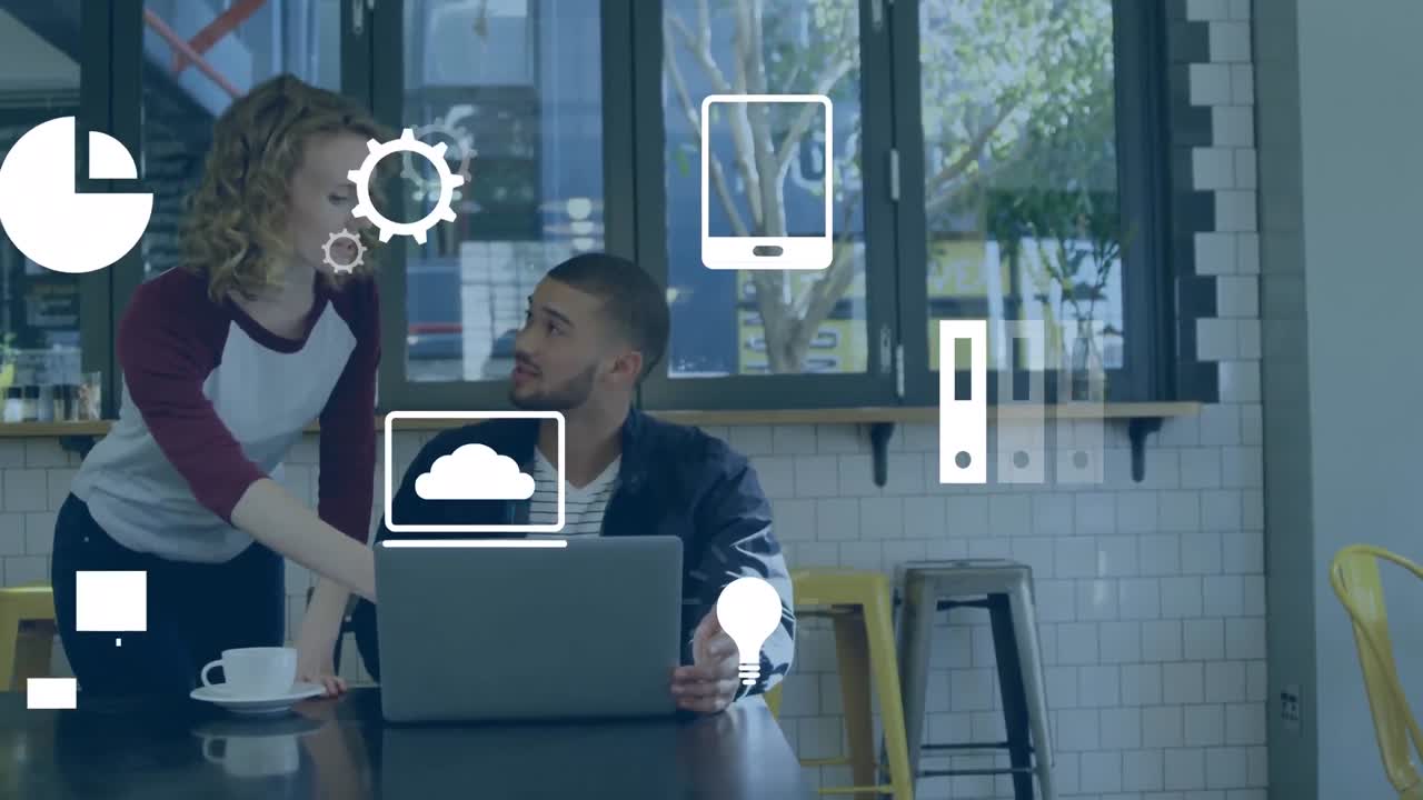 animación de iconos digitales contra hombres y mujeres diversos discutiendo en una computadora portátil en una cafetería.