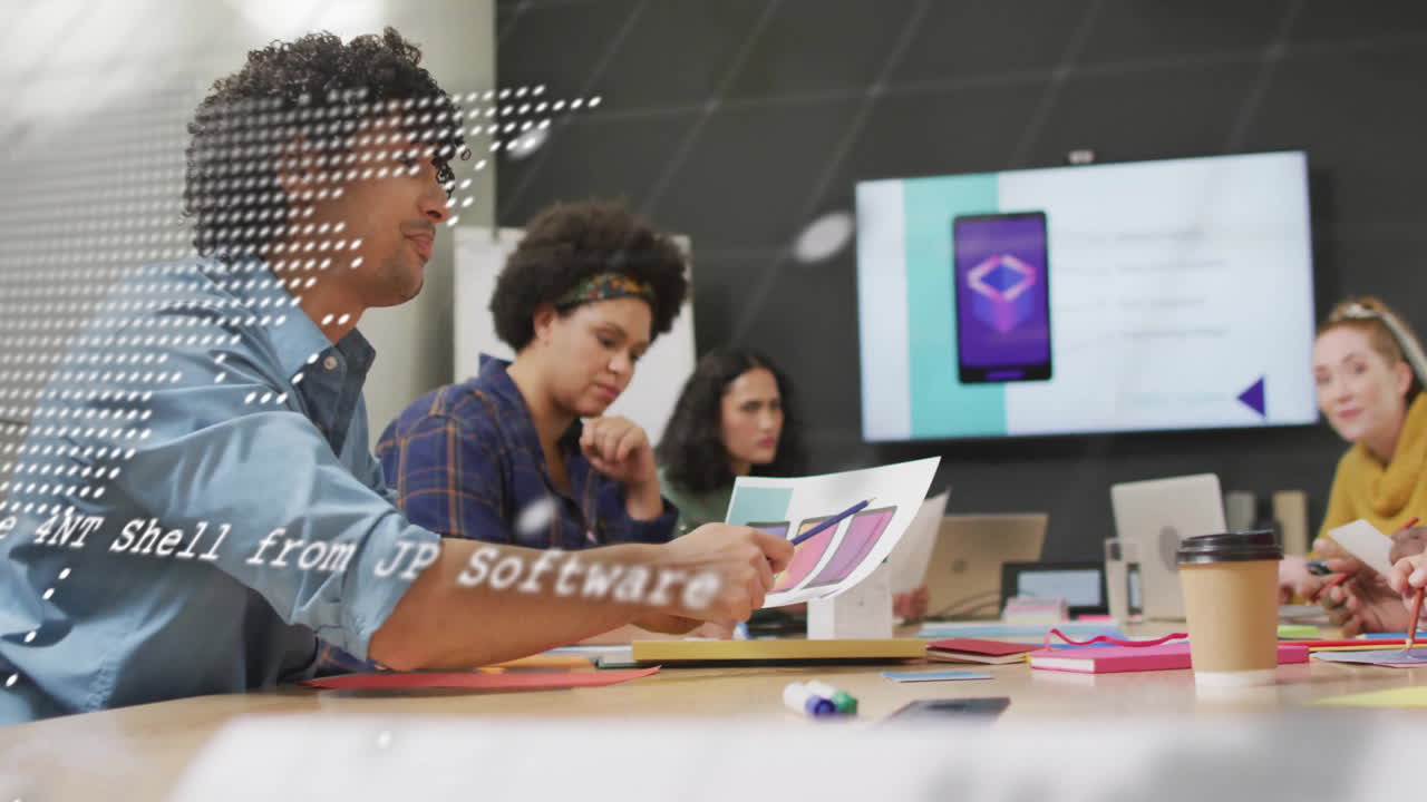 animación del procesamiento de datos financieros sobre diversas personas de negocios en la oficina