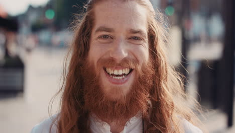 Zeitlupenporträt-Eines-Glücklichen-Hipster-Mannes-Mit-Lächelndem-Bart