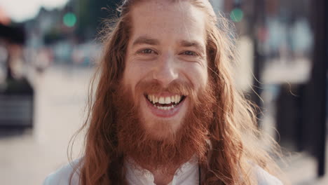 retrato en cámara lenta de un hombre hipster feliz con barba sonriente