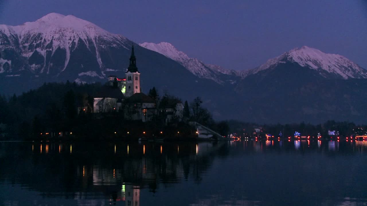 Una piccola chiesa su un'isola all'alba al Lago di Bled, Slovenia 4