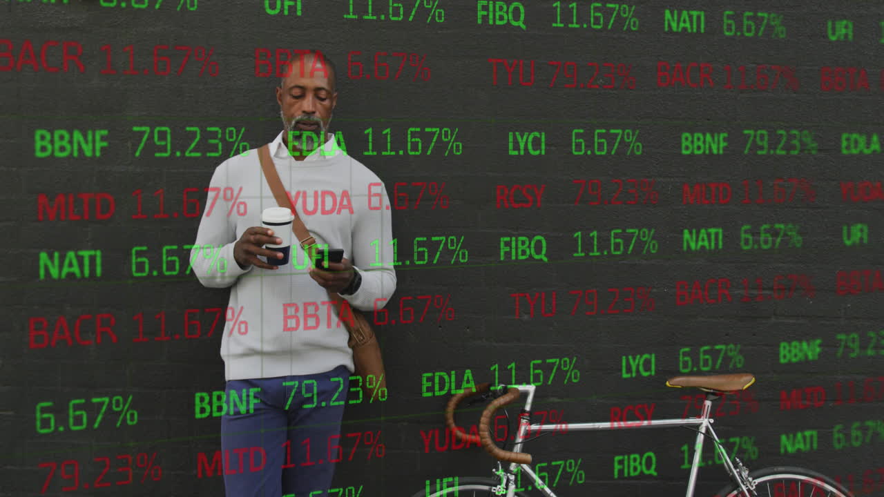 Animazione di un tabellone di trading su un uomo afroamericano con caffè che usa lo smartphone accanto a una bicicletta.