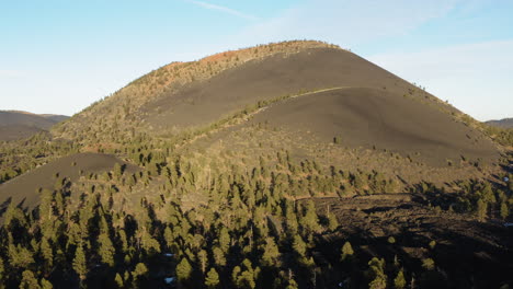 vuelo de drones que muestra majestuosa y seca montaña de lava volcánica de cono de ceniza en la tierra