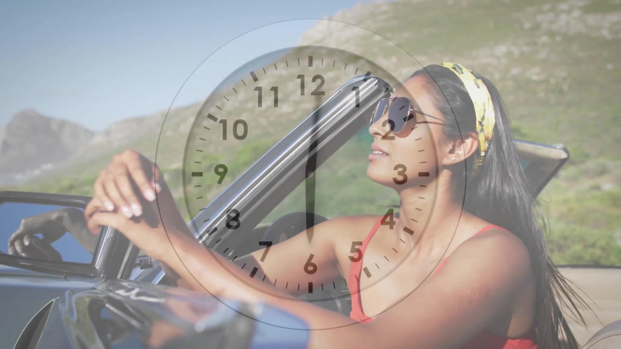 Conducente donna che si sistema gli occhiali da sole preparandosi a guidare su una strada di montagna, con un overlay di orologio che traccia l'auto