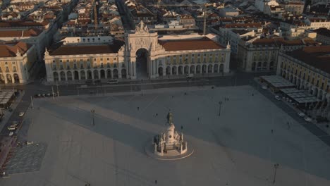 Flächendrohnenaufnahmen-Des-Historischen-Zentrums-Praca-Do-Comercio-Stadtplatz-In-Lissabon,-Portugal,-Gefilmt-Bei-Sonnenuntergang