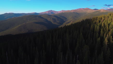 Cinematográfico-Aéreo-Zumbido-Mañana-Amanecer-Denver-Monte-Evans-14er-Lagos-Chicago-Frente-Estribaciones-Montañas-Rocosas-Manantiales-De-Idaho-Hojas-Perennes-Paso-De-India-Eco-Lago-De-Montaña-Arboles-Luna-Movimiento-Hacia-Adelante-Lento