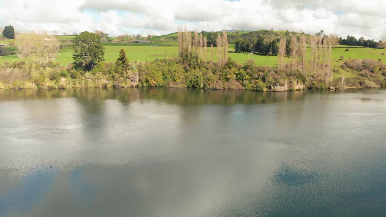 En flod på New Zealands landskab, roterende videooptagelse fra luften på en dag med godt vejr