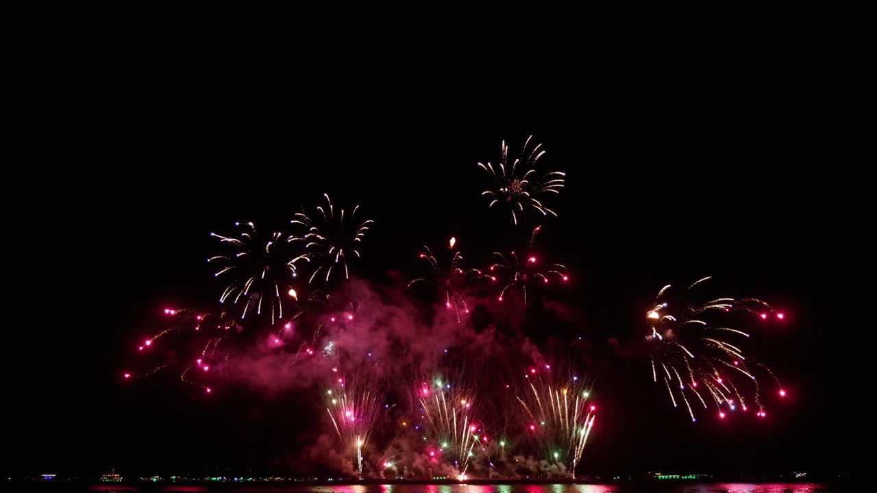 exhibición pirotécnica sincronizada durante el festival internacional de fuegos artificiales de pattaya 2023, en la provincia de chonburi en tailandia