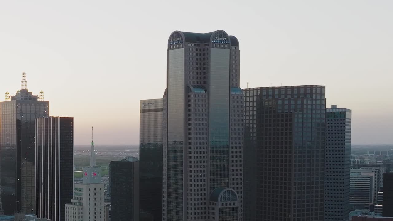 Vista do centro de Dallas do alto durante o pôr do sol no Texas