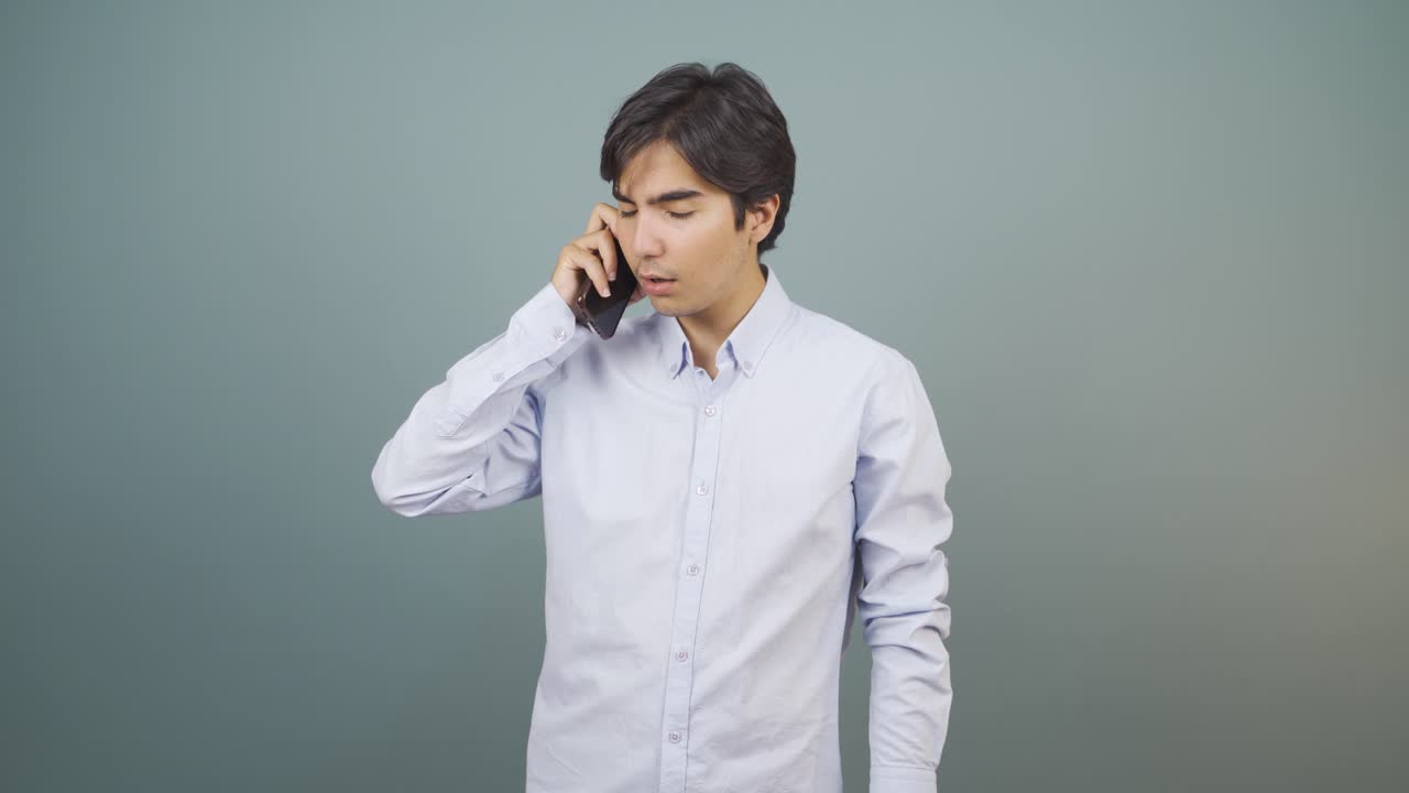 전화로 나쁜 소식을 듣는 사람은 화를 내죠.
