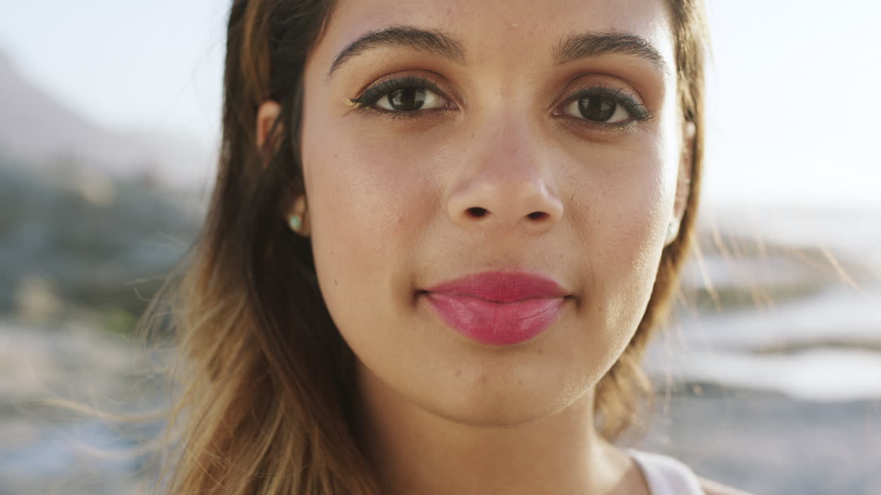 rostro, mujer y viajar con belleza y al aire libre