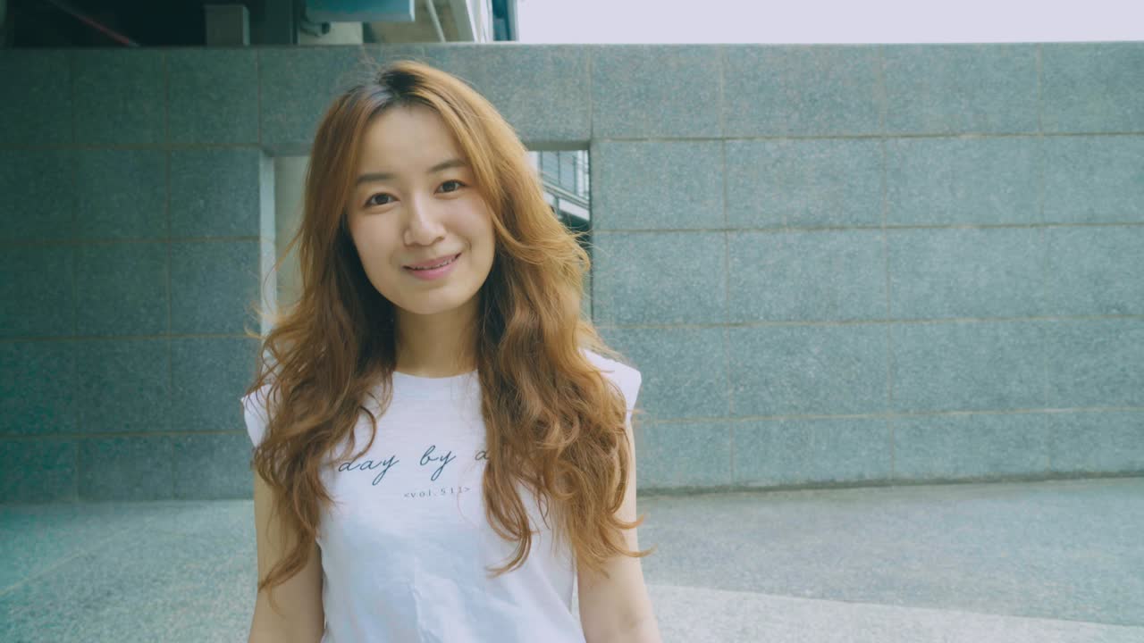 一位年輕女子看著相機