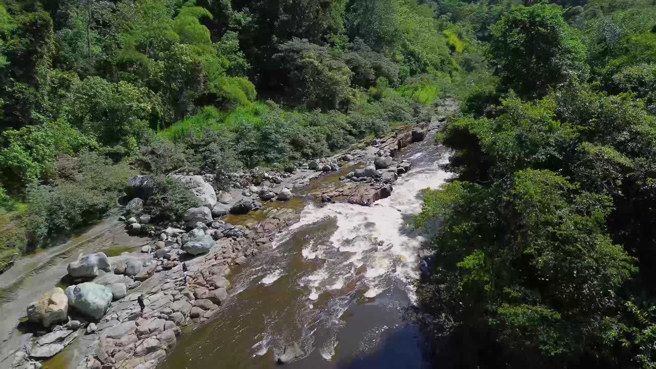 O Estrecho del Magdalena em San Agustín, Huila, é um cânion natural onde o Rio Magdalena se estreita drasticamente, criando uma paisagem poderosa e cênica cercada por montanhas exuberantes.