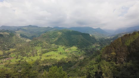 Vista-Panorámica-Aérea-Del-Valle-De-Cocora,-Exuberante-Paisaje-De-Salento-En-Un-Día-Nublado,-Colombia