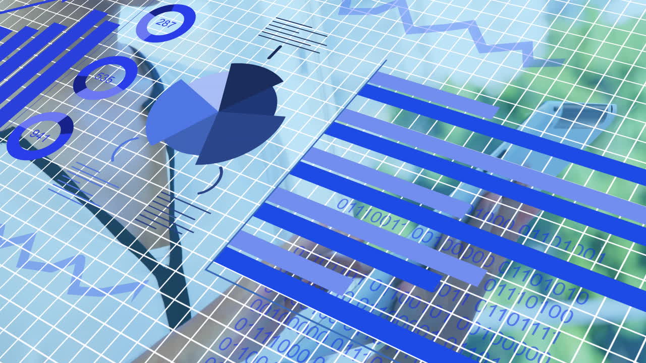 사무실에서 디지털 태블릿을 사용하여 두 인종의 여성에 대한 통계 데이터 처리의 애니메이션