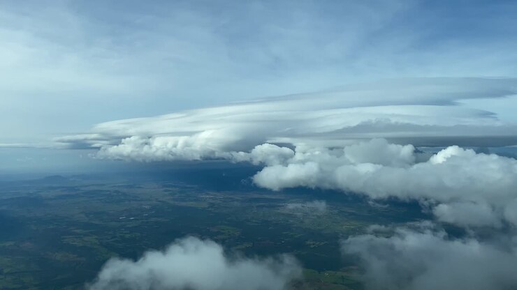 Luftfoto fra et cockpit under ankomsten til Palma de Mallorca, Spanien, på en overskyet vinterdag.