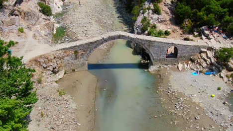 Ronenblick-Auf-Die-Osmanische-Kadiut-brücke-Und-Die-Heißen-Quellen-Von-Banjat-E-Benjës,-Die-Zu-Einem-Der-Fotogensten-Orte-In-Südalbanien-Geworden-Sind