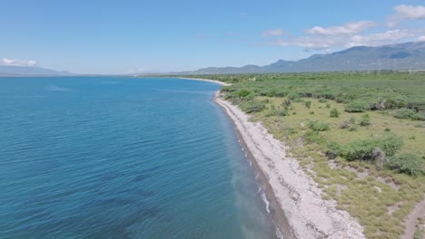 volando sobre la costa de bahía de ocoa en la provincia de azua, república dominicana