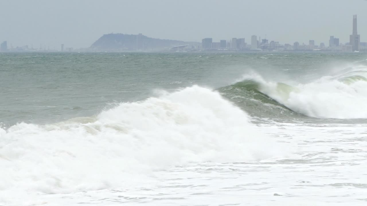 큰 파도, 강한 바람, 시야가 좋지 않은 물결. 느린 움직임.