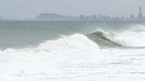 con grandes olas, viento fuerte y poca visibilidad. movimiento lento.