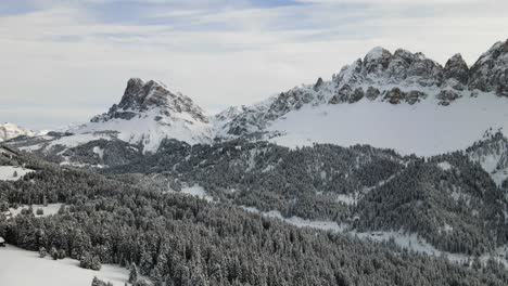 Hermosas-Montañas-Nevadas-De-Dolomita-En-Medio-De-Los-Alpes-Italianos-En-Invierno