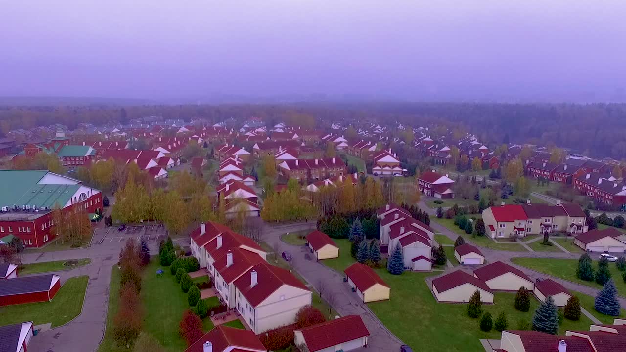 Luftfoto af et russisk kvarter på en tåget efterårsdag