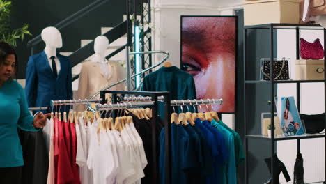 Pareja-Pidiendo-Ayuda-Al-Gerente-De-La-Tienda