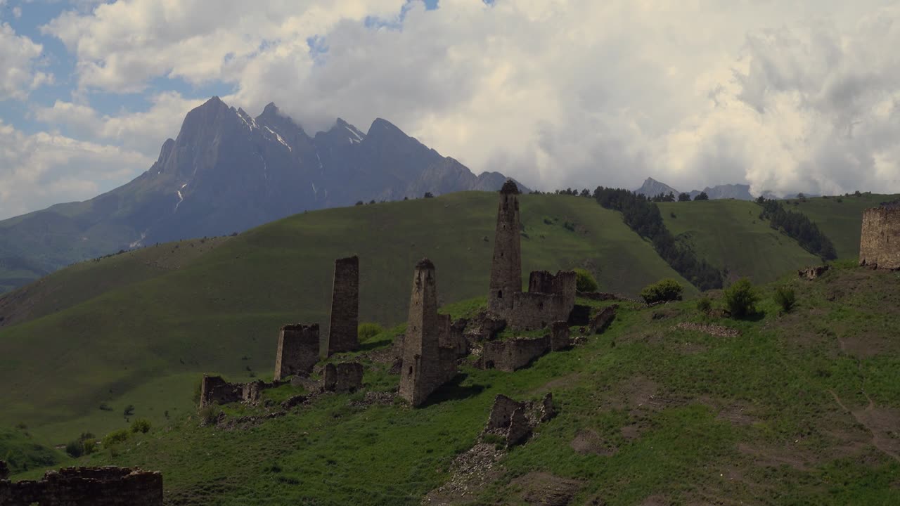 y torres de vigilancia